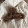 Pinza de una palabra de felpa con etiqueta dorada ovalada, felpa grande, pinza para el pelo de alta gama de otoño e invierno para el cabello de mujer en la parte posterior de la cabeza, pinza de tiburón