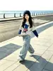 Conjunto de dos piezas de nuevo estilo para niña Otoño 2026: Conjunto de Sudadera Falsa de Dos Piezas y Jeans de Pierna Ancha para Niñas Mayores, Conjunto de Dos Piezas de Dibujos Animados y Moderno