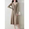 Vestido de punto de lana pura sencillo e informal de manga larga con cuello en V y abertura media para mujer, ajustado y nuevo para otoño e invierno.