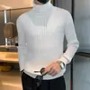 Suéter de tricô de gola alta para homens e mulheres, corte justo, design listrado de luxo leve, camada interna quente para outono e inverno, camisa base casual e versátil