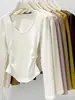 Camiseta feminina de manga longa, corte slim, com decote U amplo, pregas laterais, cintura marcada e barra curva, simples e versátil para usar em camadas