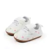 Novos sapatinhos de bebê com sola de borracha, sapatinhos de bebê bordados, sapatos pré-caminhada confortáveis e estilosos para meninos e meninas