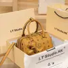 Bolsa Boston de Couro Genuíno Mais Vendida Internacionalmente Bolsa Almofada Feminina Nova Tendência Moderna Bolsa de Ombro Transversal Bolsa de Mão Estampada