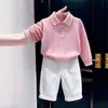 Estilo Coreano Niños 2026 Otoño Nueva Llegada Rosa Calado Bordado Suéter de Punto Pantalones Casuales Blancos para Niños Conjunto de Dos Piezas