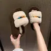 Sandalias de diseño nicho elegantes y delicadas para mujer 2026 Estilo popular de celebridad de Internet versátil con faldas chanclas de color liso europeas y americanas