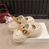 Sapatos com Plataforma Mary Jane Aumentados com Furos Femininos Verão 2025 Novo Estilo Slip-on Sandálias de Praia