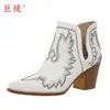 Juti em Estoque Novo Modelo Primavera 2026 Tamanho Grande Sapatos Femininos Retrô Botas Femininas de Couro com Salto Embutido Bordado Preto