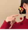 Dan Hong Ano Novo Lingote da Sorte Estilo Chinês Borla com Pom-Pom Vermelho Grampo de Cabelo para Mulheres, Novo Acessório de Cabelo Estilo Chinês para o Ano Novo