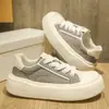 Zapatos de lona para hombre, nueva moda de otoño, zapatos casuales de suela gruesa, zapatillas ligeras y transpirables versátiles de moda, zapatos de moda de suela gruesa para hombre