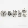 Procesamiento personalizado de componentes protectores laterales de bloqueo de aleación de titanio por metalurgia de polvos, accesorios de hardware para sistemas de transmisión de alta precisión