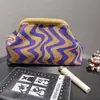 Bolso Cruzado de Punto de Gran Capacidad Rayado Transfronterizo, Bolso de Mano Versátil Negro y Beige, Patrón de Ola Azul, para Uso Diario, Bolso de Maquillaje, Moderno, con Clip