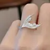 Anillo de Cola de Pez Plateado-Blanco Periférico de Xiao YuerQi Yu con un Temperamento de Lujo Ligero, Anillo de Moda Amor de Perla y Espacio Profundo