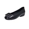 Zapatos cuadrados para mujer, nuevo modelo de otoño 2026, zapatos bajos de piel para dama, zapatos casuales de suela blanda para madres, zapatos cómodos para el trabajo