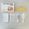 Conjunto de presentes de mesa descartável para bolo, conjunto de cinco peças para festas de aniversário, incluindo talheres de plástico espessado, pratos de papel, velas e chapéus