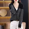 Cardigã de malha com decote V 100% lã, jaqueta versátil estilo coreano com blocos de cores listrados estilosos, roupa feminina simples