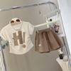 Traje popular de Internet para niñas, verano 2024, nuevo estilo, estilo occidental informal para niñas de tallas medianas y grandes, traje de verano de dos piezas con pantalones cortos de manga corta.