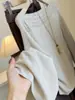 Top de punto versátil para mujer, estilo nuevo Otoño 2026, corte holgado, que define la cintura, adelgazante, con diseño de encaje hueco de un solo hombro y mangas acampanadas