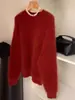 Um suéter vermelho de pele de marta, temático de Natal, para mulheres, perfeito para o outono e inverno, com um visual sofisticado e estiloso. Esta linda peça de tricô grosso é uma peça de estilo europeu