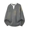 Otoño Invierno 2026 Nuevo Suéter Casual con Capucha Falso de Dos Piezas para Hombre Juventud Holgado Casual Chaqueta Tejida