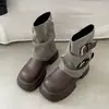 Botas de tornozelo emagrecedoras, patchwork de couro e tecido estilo britânico, solado grosso, salto grosso, perna larga, botas de salto bloco, novas botas Martin com fivela dupla 2026 para mulheres