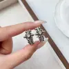Pendientes de Cruz Retro Vintage Estilo Europeo y Americano Microincrustados para Mujer, Nuevo Diseño Minimalista con un Ambiente Fresco y Único