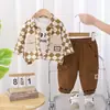 Novedad de Temporada Ropa Exterior con Estampado Completo en Forma de Diamante con Solapa Inglesa para Niños Traje para Bebé Estilo Coreano Tres Piezas Otoño Venta Directa
