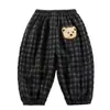 Calças jacquard infantis estilo outono e inverno novo xadrez meninos e meninas versátil calça comprida corte solto casual roupa infantil atacado