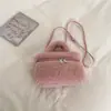 Bolso de mano de felpa de lana de cordero de invierno para mujer, nuevo bolso tote cuadrado pequeño de moda 2026, bolso cruzado versátil y elegante con un toque de alta gama
