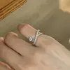 Anillo minimalista de cruce deslumbrante con incrustaciones de diamantes, de lujo ligero con un toque de alta gama, anillo apilable para el trabajo, versátil y exquisito anillo para el dedo índice