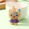 Nuevo llavero de gato de dibujos animados con incrustaciones de diamantes, un lindo colgante de metal, un accesorio delicado para bolsos y una encantadora decoración para niñas