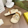 Nueva Bolsa de Cabeza de Estrella de Cinco Puntas Hueca Marrón Chanclas Semiabiertas para Mujer Verano Nueva Ropa Exterior Ligera Súper Bonita Zapatos con Agujeros Antideslizantes