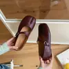 Zapatos planos de estilo francés con puntera dividida y diseño bajo para mujer, nuevo modelo primavera-verano 2026, adecuados para combinar con faldas, zapatos Mary Jane de suela blanda en color rojo