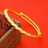 Venda Direta do Fabricante: Pulseira de Ouro Laminado com Torção Areia de Veludo, Pulseira de Arame Torcido Jateado com Padrão Torcido de Ouro de Areia Vietnamita