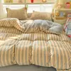 Juego de ropa de cama de cuatro piezas de terciopelo de leche, cálido para invierno, de alto gramaje, adecuado para dormitorios universitarios y habitaciones, con diseño Fair Isle, incluye sábana bajera y funda de edredón.