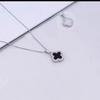 Explosiones de Internet Estilo Coreano Acero de Titanio Doble Capa Collar de Cuatro Hojas Fritillaria Blanca Lujo Ligero Diseño de Moda Cadena Simple para la Clavícula