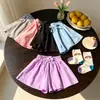 Novos shorts de verão para meninas em cores de bebê, estilo coreano, estilosos e versáteis, adequados para crianças pequenas, shorts de praia de verão para bebês