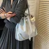 Bolsa Nueva de Gran Capacidad, Mochila Sencilla, Bolso Cubo Casual, Bolso de Hombro Único con Cordón para Commuter de Mujer, Estilo Coreano 2026