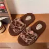 Chinelos fofos femininos com estampa de leopardo para outono e inverno, chinelos populares para casa e ambientes internos, chinelos de pelúcia quentes com sola grossa para uso externo