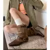 Botas de Cano Médio Estilo Novo Outono e Inverno 2026 Botas Curtas de Bico Quadrado para Mulheres Botas de Moda Versáteis na Moda Botas Estilo Martin Slip-On