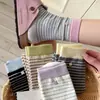 Meias Femininas Mekki Estilo Primavera Meia-Perna de Algodão com Listras Color-Blocking e Decoração de Pingente, Meias Femininas Sem Costura Estilo Coreano