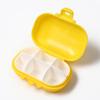 Suministro directo de fábrica caja de almacenamiento de plástico para medicamentos portátil para viajes semana Macaron cuatro mini caja de plástico para medicamentos impresión
