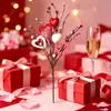 Arreglo floral con forma de corazón para el Día de San Valentín transfronterizo, con flores artificiales en rosa, rojo y blanco, con plaquitas de madera en forma de corazón y bayas en forma de corazón