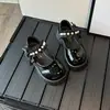 Sapatos de couro para meninas, novo estilo primavera e outono, sapatos elegantes tipo princesa infantis de corte baixo, sapatos pretos estilosos com sola macia para meninas pequenas