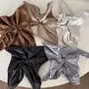 Pañuelo Cuadrado de Satén Beige para Atar el Cabello con un Toque de Lujo, Elegante Banda Cuadrada para el Cabello para Cola de Caballo Baja