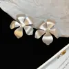Aretes de Botón de Flor Pintados en Spray Mate Color Plata, Aretes de Diseño Moderno y Dulce con un Toque de Lujo Ligero y de Alta Gama, Accesorios para Orejas Versátiles y Elegantes
