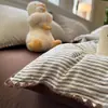 Nuevo conjunto de cuatro piezas de gasa con rayas de lujo ligero, estilo ins, puntada de triángulo simple, borde de concha, funda de edredón de algodón puro para dormitorio, juego de 3 piezas