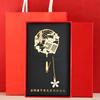 () Caja de Regalo con Marcapáginas Metálico para el Día del Maestro con Texto Grabado Estilo Chino, Presentando el Tema de las Enseñanzas de los Maestros Difundiéndose por el Mundo, Inspirada en los Productos Culturales y Creativos de la Ciudad Prohibida