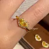 Pendientes de Corazón Amarillos Brillantes de Lujo Ligero para Mujer, Diseño de Nicho con un Toque Elegante y de Alta Gama, Anillo Abierto Ajustable