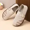 Zapatos de tela estilo Pekín antiguo para mujer, nuevo modelo primavera y otoño 2026, slip-on transpirables de punto volador, zapatos casuales cómodos para madres de mediana edad y mayores