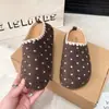 Novas chinelos de exterior de bolinhas de alta qualidade para mulheres, estilo meia-chinelo de primavera com efeito de aumento de altura, design de biqueira pequena, sola grossa, 2026